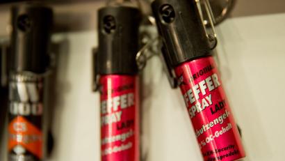 Symbolbild: Daniel Karmann/dpa
Pfefferspray kann zu nicht unerheblichen Verletzungen führen. Ein Mann aus dem Landkreis Amberg-Sulzbach wurde nach einer Attacke im Klinikum behandelt.