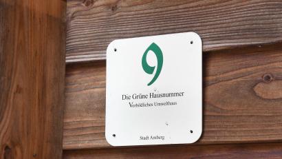 Bild: Petra Hartl
Noch bis zum 30. September läuft die Bewerbungsfrist für die Grüne Hausnummer in der Stadt Amberg und im Landkreis Amberg-Sulzbach.