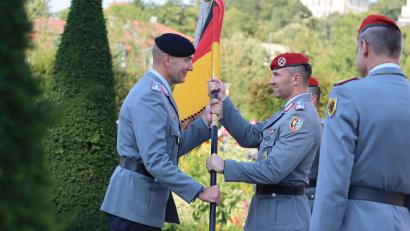 Bild: Bundeswehr, Benkert
Der Kommandeur der Panzerbrigade 12 „Oberpfalz“, Oberst Axel Hardt (links) übergibt formell die Truppenfahne an den Kommandeur des Artilleriebataillons 131, Oberstleutnant Stefan Zadlo.