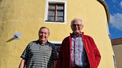 Bild: td
Nein, das ist nicht der Stadtturm, sondern der Pfreimder Turmmaurerturm, vor den sich Peter Egerer und Hans Paulus (von links) gestellt haben. Der heimatkundliche und historische Arbeitskreis „Der Stadtturm“ in Pfreimd, zu dem Egerer und Paulus gehören, ist über die Renovierung des uralten Gebäudes sehr froh.