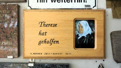 Bild: jut
Die Resl hat geholfen – bei Krankheiten oder der Führerscheinprüfung. Das steht auf Hunderten Votivtafeln in der Votivtafelkapelle auf dem Konnersreuther Friedhof. Die Resl hat aber auch beim Widerstand gegen Hitler und die Nazis geholfen.
