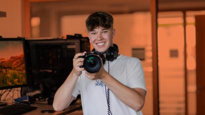 Bild: Franka Eichl
Mediengestalter Bild und Ton (m/w/d) erstellen Videos und Grafiken für Social-Media-Kanäle, Nachrichtenportale und Tageszeitungen von Oberpfalz-Medien.