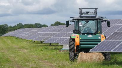 Symbolbild: Marcus Brandt/dpa
So ähnlich könnten die Agri-PV-Anlagen bei Haidenaab und Göppmannsbühl einmal aussehen. Die dafür benötigten Flächen könnten großteils weiter landwirtschaftlich genutzt werden. Die Interessengemeinschaft Haidenaab-Göppmannsbühl bezweifelt aber die Sinnhaftigkeit weiterer Solarparks im Gemeindegebiet.
