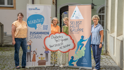 Bild: Michael Golinski, Stadt Amberg 
Vorstellung der neu gestarteten Selbsthilfegruppe für Menschen mit Diabetes Typ 2 (von links nach rechts): Kerstin Bauer (Kontaktstelle für Selbsthilfegruppen/Stadt Amberg), Ute Schäpe (Initiatorin), Elke Popp und Verena Hädrich (Diabetikerbund Bayern).