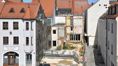 Bild: Petra Hartl
Ende 2023 begannen die Abrissarbeiten am Hussel-Haus. Ab kommenden Frühjahr sollen laut Investor die Bauarbeiten starten.