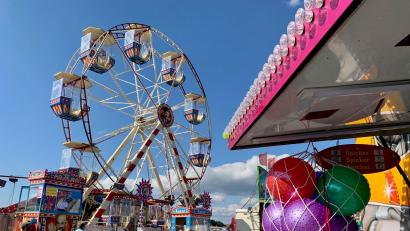 Archivbild: Gabi Schönberger
Auch in diesem Jahr lockt das Weidener Volksfest wieder mit einigen Fahrgeschäften. Ein Riesenrad wird wieder vertreten sein, von wo aus man einen schönen Blick über die Stadt haben soll.