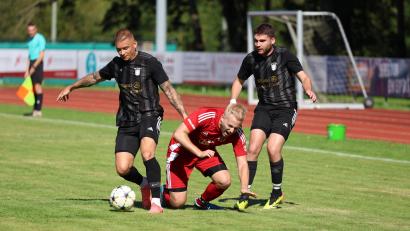 Archivbild: Dieter Jäschke
Der TSV Erbendorf (dunkle Trikots) geht am Sonntag gegen den TSV Eslarn erstmals in der laufenden Saison als Spitzenreiter in ein Punktspiel. Das Bild zeigt Dominik Lang (links) und Marco Kunz in der Partie gegen den SC Kirchenthumbach (1:1).