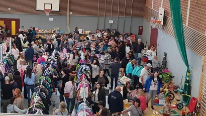 Bild: Maria Bothner/exb
Die Besucher drängten sich an den Tischen und Kleiderständern in der Mehrzweckhalle.