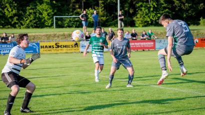 Bild: Günter Uschold
Jonas Dobmeier (rechts) und seine Teamkollegen vom FC OVI/Teunz empfangen am Sonntag den TV Nabburg. Die Torwartkünste von Thomas Ebner (links) vom TSV Dieterskirchen sind im Heimspiel gegen den Aufsteiger SV Haselbach gefragt.