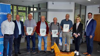 Bild: ds
Zur Ehrung versammelt: (von links) Geschäftsstellenleiter Bernd Windisch, Vorstandsvorsitzender Frank E. Kirchhof, die Jubilare Friedrich Schuhmann, Hans Wedel, Werner Hafner, Hans Ertel, Aufsichtsratsvorsitzende Eva Birkmüller und Vorstandsmitglied Michael Sommer.