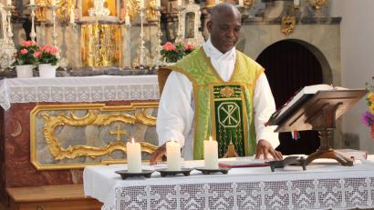 Bild: aun
Pfarrvikar Charles Ugochukwu Nwamiro beim Abschiedsgottesdienst.