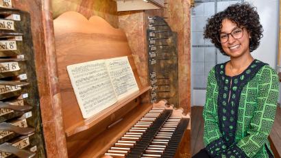 Bild: Petra Hartl
Karen Hernandez, die aus Kuba stammt und in Regensburg lebt, spielte in der Schulkirche auf der Orgel. Ein Konzert noch, dann endet die Reihe Amberger Orgelmusik am Samstag, 14. September, für dieses Jahr.