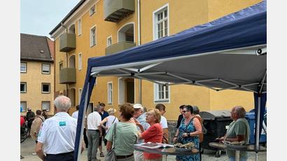 Bild: Architekturbüro Beer, Weiden
Das Interesse zum Tag des offenen Denkmals ist groß. Jeder will einen Blick in die sanierten Wohnungen des Schweigerblocks werfen.