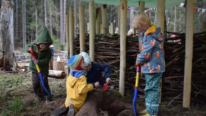 Bild: szl
Als Gastkind bei der Eröffnung wurde der gemeinsame Sohn des Stadtförsters und der Kindergartenleiterin von den drei Waldkindergarten-Kindern gleich als Spielkamerad in eine Schatzsuche unter dem Wurzelstock eingebunden.