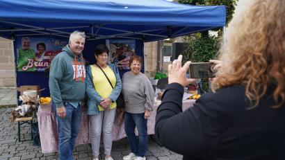 Bild: kaz
Auch Inge Meyer (Zweite von links) aus Kastl lässt sich mit dem aus der Sendung „Bauer sucht Frau“ bekannten Paar Bruno und Anja fotografieren.
