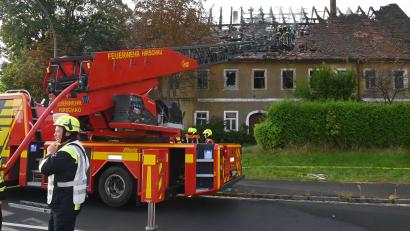 Bild: gf
Dieses Gebäude in der Nürnberger Straße in Hirschau ging am frühen Sonntagmorgen in Flammen auf.