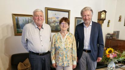 Bild: Marktgemeinde Plößberg/exb
Goldene Hochzeit feierten Franz und Elisabeth Kahl. Dazu gratulierte auch Bürgermeister Lothar Müller (rechts).