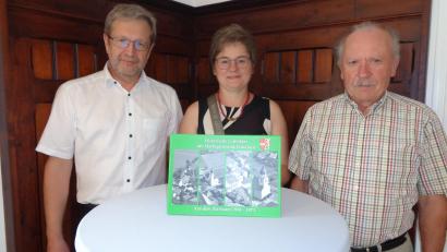 Bild: amö
Bürgermeisterin Sonja Meier dankt bei der Buchvorstellung "Historische Luftbilder der Marktgemeinde Winklarn" Peter Turban (links) und Hans Bock (rechts).