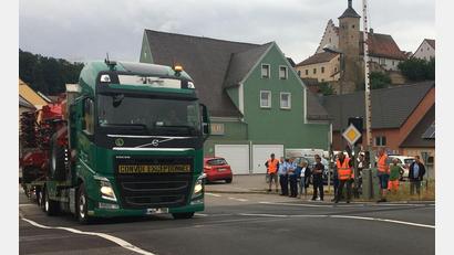 Archivbild: Irma Held
Schwerlastverkehr durch Nabburg – wie hier bei einem behördlichen Ortstermin am Bahnübergang beobachtet – darf und wird es auch weiterhin geben.