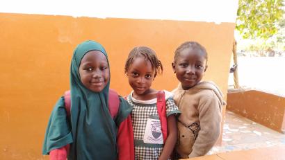 Bild: Karin Neumüller
Diese Aufnahme entstand bei der 25-Jahr-Feier der Schule in Brufut. Dort kümmert sich Socialis for The Gambia um Kinder aus armen Verhältnissen.