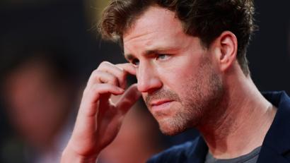 Bild: Rolf Vennenbernd/dpa
Die Hosts des Podcasts „Die Deutschen“ stellen sich hinter den in der Kritik stehenden Luke Mockridge. (Archivbild)