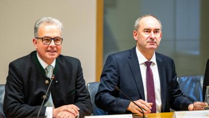 Archivbild: Lennart Preiss/dpa
Hubert Aiwanger (rechts), bayerischer Staatsminister für Wirtschaft, Landesentwicklung und Energie und Vorsitzender der Freien Wähler, und Florian Streibl, Fraktionsvorsitzender der Freien Wähler im Bayerischen Landtag.