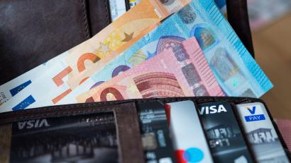 Symbolbild: Monika Skolimowska/dpa
Reisende sollten vor der Abreise prüfen, ob ihre Karten im Ausland funktionieren, und sicherheitshalber Bargeld, Debit- und Kreditkarte dabeihaben.