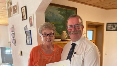 Bild: Andreas Otterbein
Kastls 2. Bürgermeister Andreas Otterbein gratulierte Helga Kröning zum 85. Geburtstag.