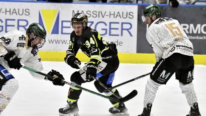 Archivbild: Hubert Ziegler
Brendan Walkom (Mitte) ist neben Hunter Fortin einer von zwei Amerikanern in Diensten des ERSC Amberg. Mit dem Tschechen Tomas Plihal baut der Eishockey-Bayernligist auf drei transferkartenpflichtige Spiele.