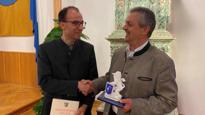 Bild: ck
Florian Meißner (links) erhält von Bürgermeister Andreas Wutzlhofer zum Abschied aus dem Stadtrat eine Dankesurkunde und den Porzellanlöwen der Stadt Vohenstrauß. Meißner geht im Rahmen seines Theologiestudiums für ein Auslandssemester nach Rom.
