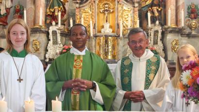 Bild: aun
Beim Gottesdienst in Utzenhofen hieß Pfarrer Klaus Birnthaler (Zweiter von rechts) den neuen Pfarrvikar Pater John Jumatatu Mathias Massawe willkommen. Mit im Bild: die Ministrantinnen Eva Lehmeier (links) und Josefin Baumer.