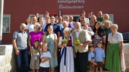 Bild: gi
Seit 60 Jahren gehen Erika und Lorenz Bauer (vorne mit Blumen) aus Ödbraunetsrieth gemeinsam durchs Leben.