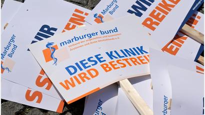 Symbolbild: Peter Kneffel/dpa
Die Ärzte an kommunalen Krankenhäusern wollen mehr Geld und bessere Arbeitsbedingungen, der Marburger Bund ruft zum Warnstreik auf.
