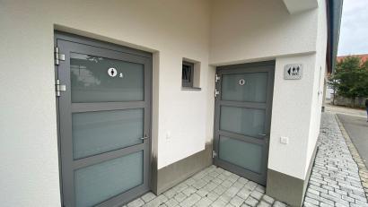 Bild: ck
Die Städtische Toilettenanlage in der Rathausgasse in Vohenstrauß ist fertig und ab sofort tagsüber zugänglich.