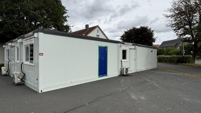 Bild: Tristan Hagspiel
Diese Container erweitern den Krummennaaber Kindergarten. Bevor sie an ihrem endgültigen Standort (Vorplatz des Kinderhauses in Richtung Kirchsteig) kommen, werden sie in der Nähe des Feuerwehrhauses zwischengelagert.