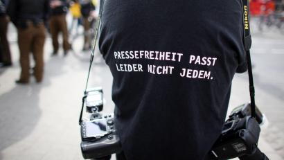 Bild: Oliver Berg/dpa
Ein Fotograf trägt am Rande einer Demonstration ein Shirt mit einem Slogan für die Pressefreiheit. In Amberg findet eine Podiumsdiskussion zum Thema "Angriff von Rechtsaußen: Journalist*innen im Visier der extremen Rechten" statt.