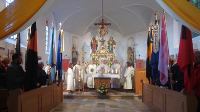Bild: rha
Ein Großaufgebot sowohl an Priestern als auch an Bannern war beim Tag der Kolpingsfamilien, der KAB und der MMC in der Bergkirche vertreten. Pater Lukas Temme (Mitte) leitete als Hauptzelebrant die Eucharistiefeier.