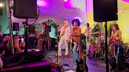 Bild: Clara Götz
Die Golden Glitter Band hat am Donnerstag Abend in schillernden Outfits für Stimmung in der Regionalbibliothek gesorgt.