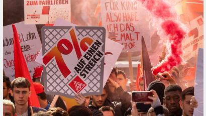 Bild: Peter Kneffel/dpa
„Sieben auf einen Streich“: In München demonstrieren Metaller für sieben Prozent mehr Lohn. Auch die Amberger Verwaltungsstelle war mit zwei vollen Bussen vertreten.