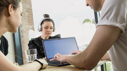 Symbolbild: Christin Klose/dpa
Was als störend wahrgenommen wird, ist individuell sehr unterschiedlich. Was die eine kaum hört, bringt den anderen immer wieder aus der Konzentration.