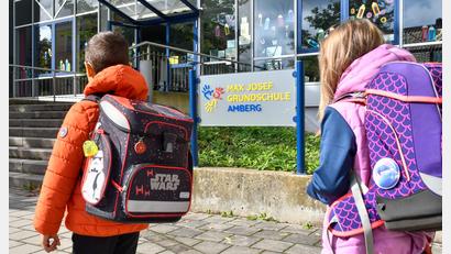 Bild: Petra Hartl
Auch diese beiden Kinder, die die Max-Josef-Schule in Amberg besuchen, erwarten auf ihrem Schulweg verschiedene Herausforderungen. Daher ist eine gute Aufklärung von Eltern und Kindern über Gefahren im Straßenverkehr unerlässlich.