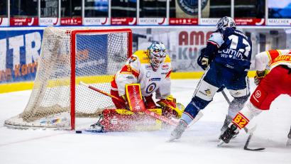 Bild: Tobias Neubert
Haarscharf scheiterte der Weidener Constantin Vogt (Mitte) in dieser Szene am Kaufbeuerner Goalie Daniel Fießinger.