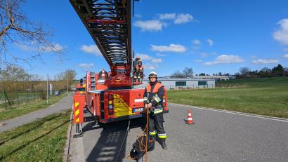 Archivbild: lei
2015 bekam die Feuerwehr Auerbach ihre Drehleiter. Damit steht nächstes Jahr der gesetzliche Zehn-Jahres-Service an, den der Stadtrat jetzt beauftragte.