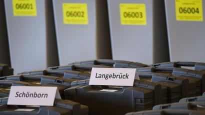 Archivbild: Robert Michael/dpa
Bei der Landtagswahl am 1. September waren in Dresden und Umgebung Briefwahlzettel aufgetaucht, die zugunsten der rechtsextremen Kleinstpartei Freie Sachsen manipuliert worden waren.