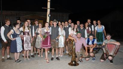 Bild: sis
Moila und Boum freuen sich nach dem Austanzen mit dem Oberkirwapaar Julia Sperber und Maximilian Herbst (Bildmitte). Rechts die Kapelle Pirner-Strobel, die für die musikalische Begleitung sorgte.