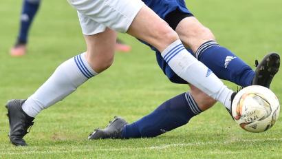 Symbolbild: Alfred Schwarzmeier
Ein energischer Zweikampf, fotografiert auf einem Fußballplatz im Landkreis Neustadt/WN.