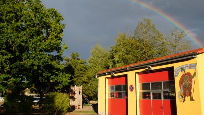 Bild: do
Aus dem Zeichen des Regenbogens über dem Feuerwehrhaus schöpfen die Oberbibracher Zuversicht. Speziell für die Brandschützer ist diese "Himmelsbotschaft" eine Brücke, die Hoffnung auf ein neues Gerätehaus nicht aufzugeben.