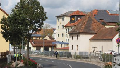 Bild: kek
Der wuchtige Anbau an der Rückseite des ehemaligen Hotels Goldner Löwe (Bildmitte) wird vermutlich noch in diesem Winter abgerissen.