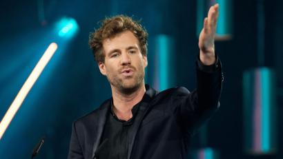 Archivbild: Henning Kaiser/dpa
Nach mehreren Show-Absagen wegen seiner verunglimpfenden Aussagen über Behinderte will Comedian Luke Mockridge wieder auf die Bühne.