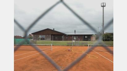Bild: Wolfgang Steinbacher
Zwei Tennisplätze und ein eigentlich viel zu großes Vereinsheim. Der Ammerthaler Stodlwirt hat eine interessante Geschichte.